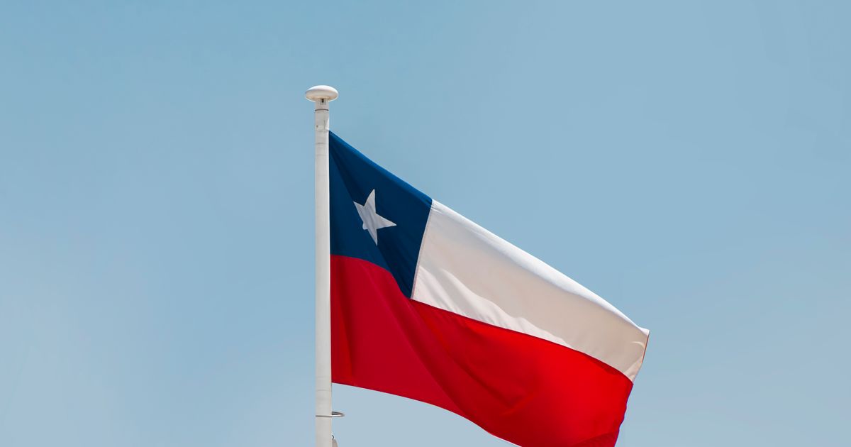 Bandera chilena flameando contra un cielo despejado